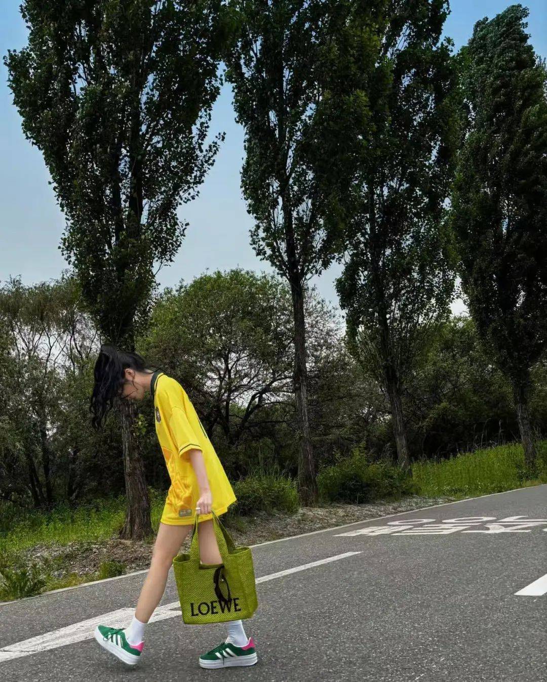 ！来看《鱿鱼游戏2》中超正的222号！球盟会网站基础款球鞋也能穿得那么好看(图1)